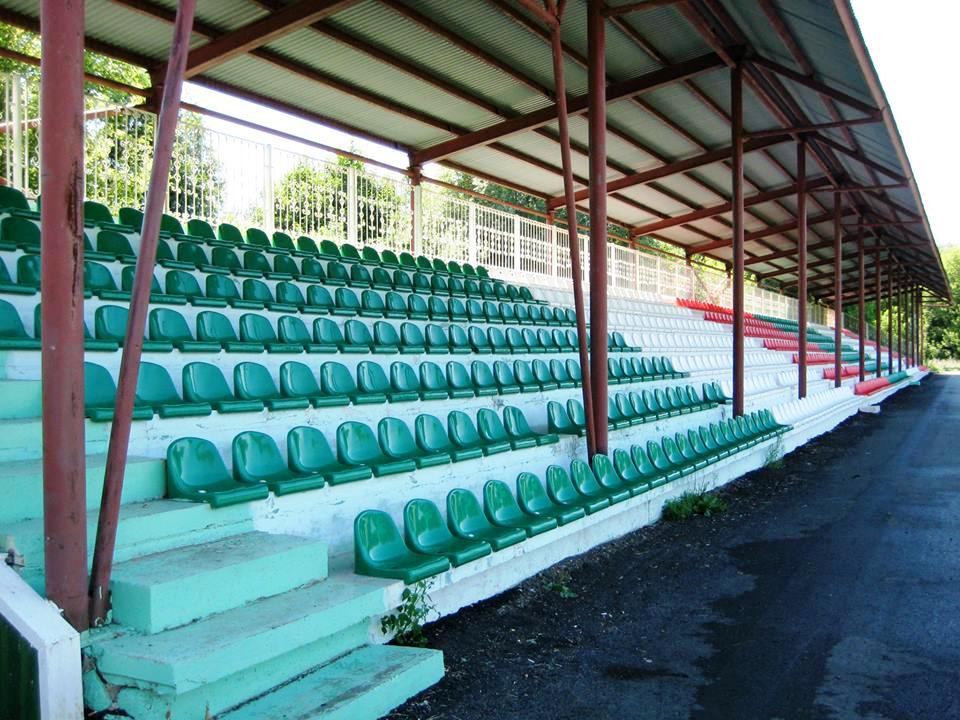 Кресла пластиковые для стадиона