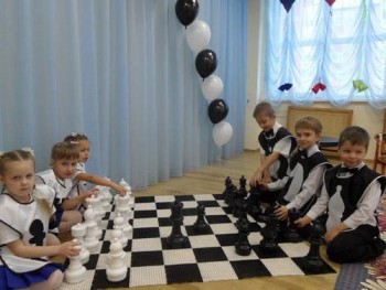 Комплект шахматных фигур КШ-12 со сборным пластиковым полем